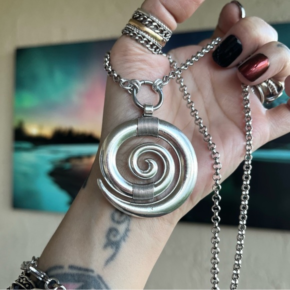 Big silver plated spiral charm on Stainless steel rolo chain boho necklace - Picture 4 of 10